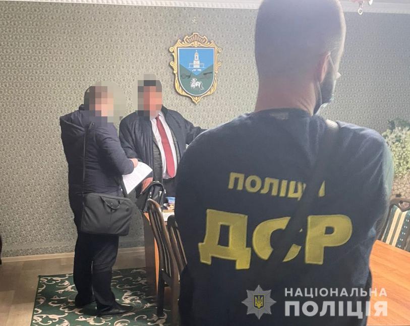 Викрито голову ОТГ на хабарі за видачу документів на сільськогосподарську продукцію vykryto golovu otg na habari za vydachu dokumentiv na silskogospodarsku produkcziyu