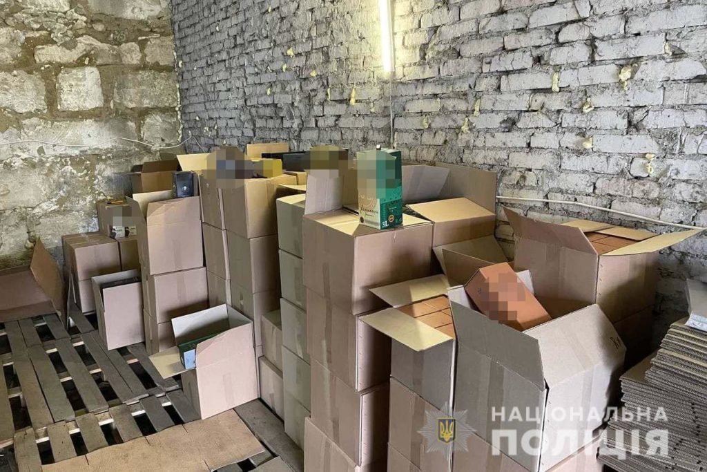 На Вінниччині ліквідовано канал реалізації фальсифікованого елітного алкоголю 17 На Вінниччині ліквідовано канал реалізації фальсифікованого елітного алкоголю na vinnychchyni likvidovano kanal realizacziyi falsyfikovanogo elitnogo alkogolyu
