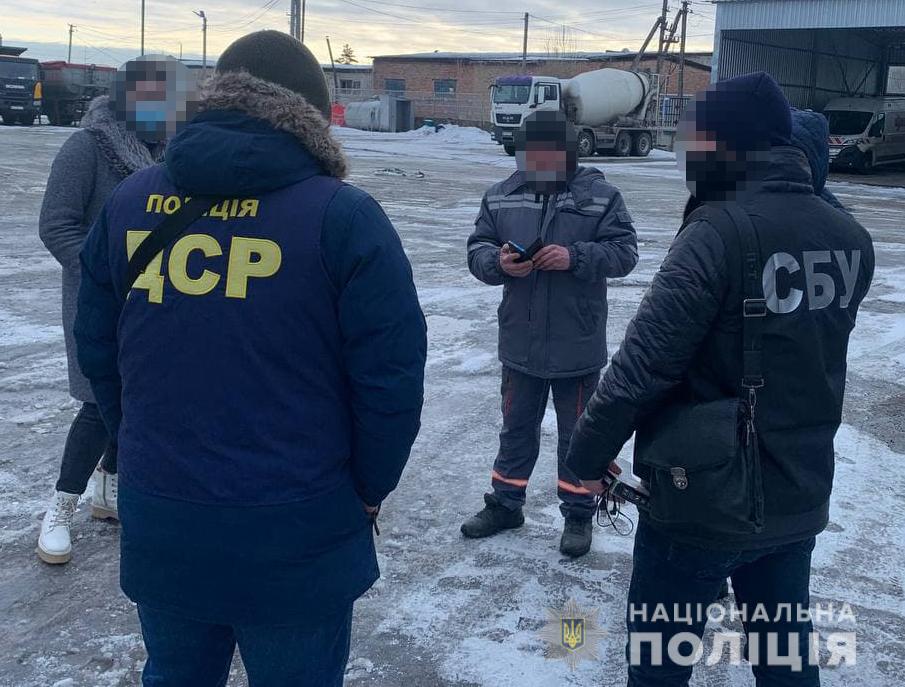 Затримано групу осіб за незаконне видобування піску на майже 950 млн грн 1 Затримано групу осіб за незаконне видобування піску на майже 950 млн грн zatrymano grupu osib za nezakonne vydobuvannya pisku na majzhe 950 mln grn