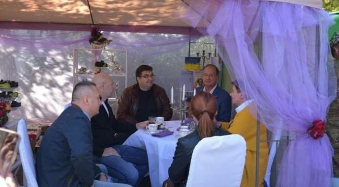 https://agroportal.ua//storage/media/uploads/Neimovirni Sela Ukrainy/v-odeskomu-seli-prezentuvali-firmovu-kavu-z-troyand2.jpg