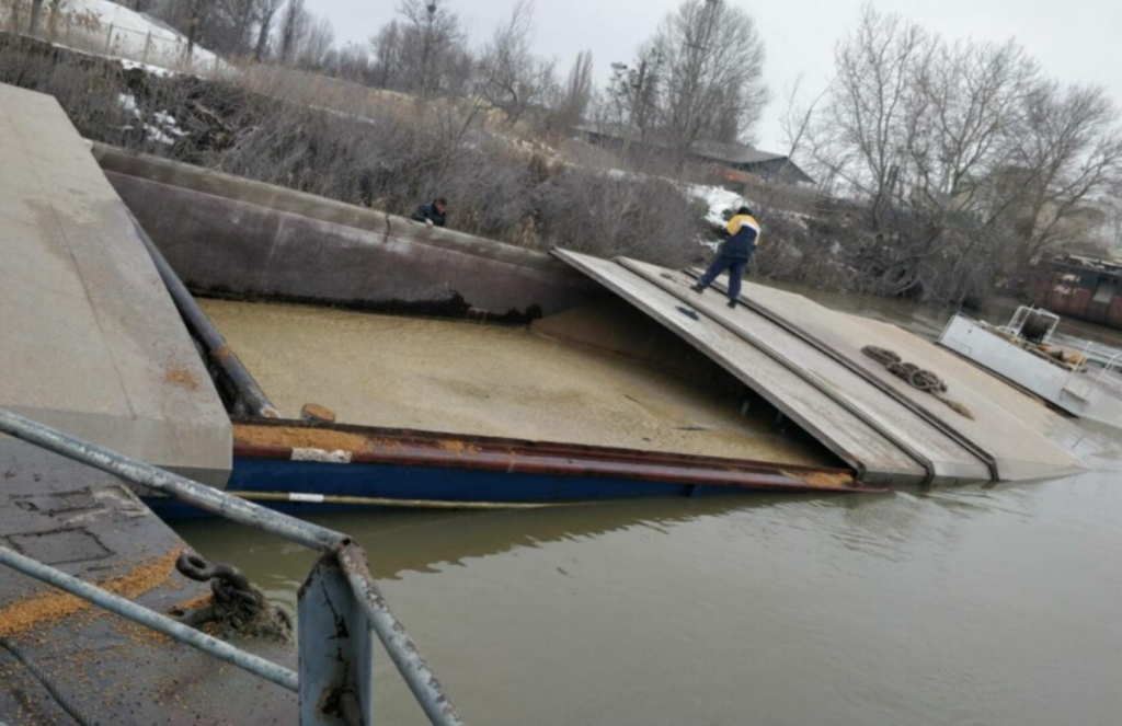 У порту Рені затонула баржа з 860 тоннами пшениці 12 У порту Рені затонула баржа з 860 тоннами пшениці u portu reni zatonula barzha z 860 tonnamy pshenyczi