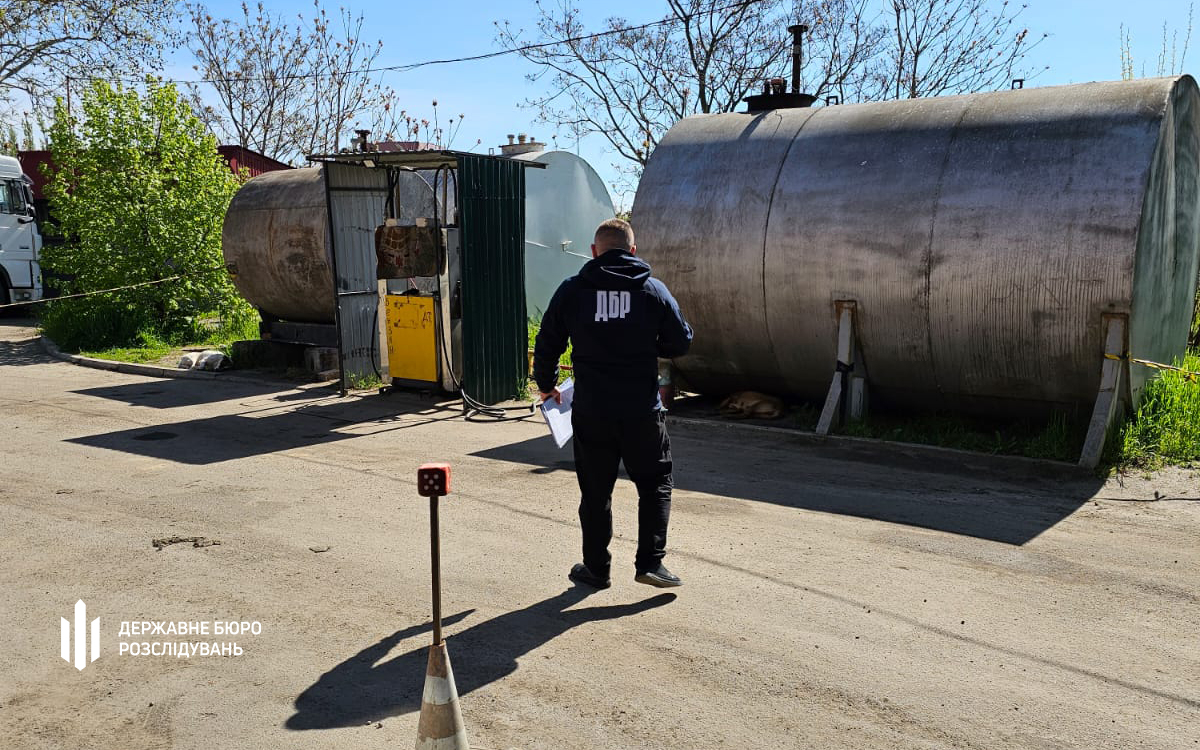 ДБР викрила масштабну схему продажу підробленого бензину в Україні ДБР викрила масштабну схему продажу підробленого бензину в Україні