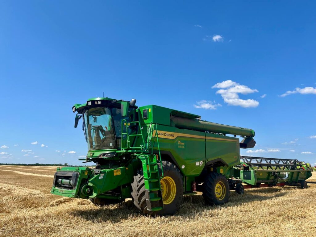 Комбайн John Deere працює на полі в яскравий сонячний день. ТОВ Сілікат 1