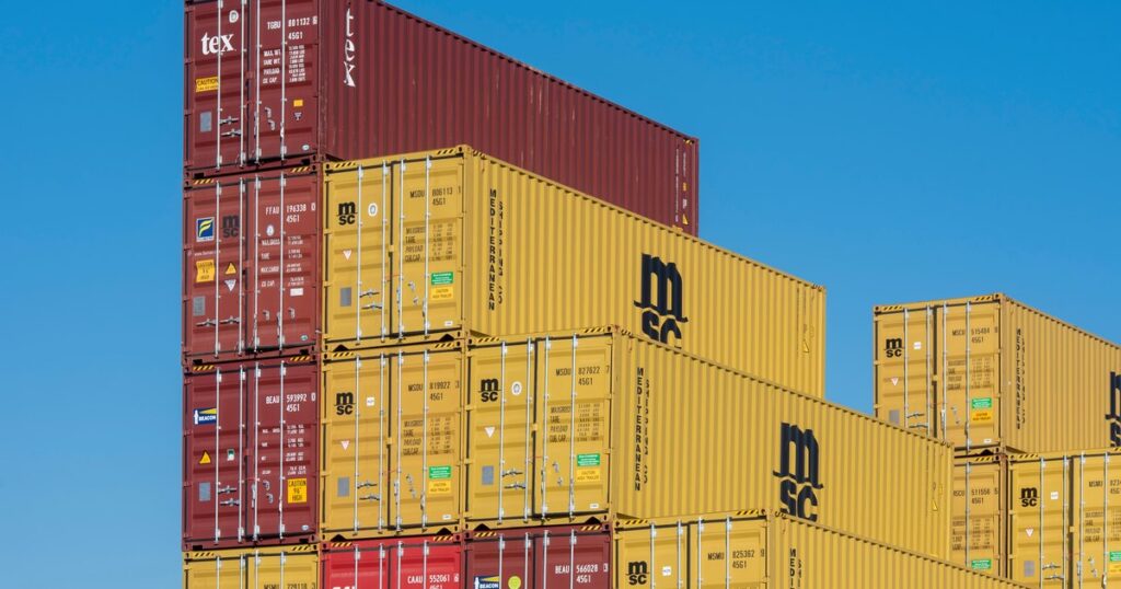 Incoterms для експорту насіння та горіхів — контейнери на тлі неба